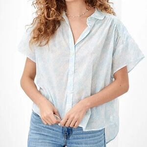 AE American Eagle resort shirt blue and white bshirt sleeve button down